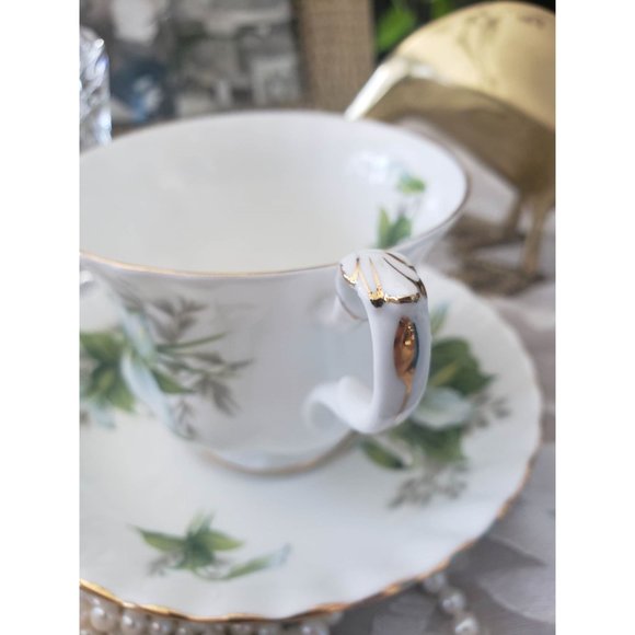 Royal Albert Fine Tea Cup and Saucer Trillium, England, Bone China - Picture 8 of 9